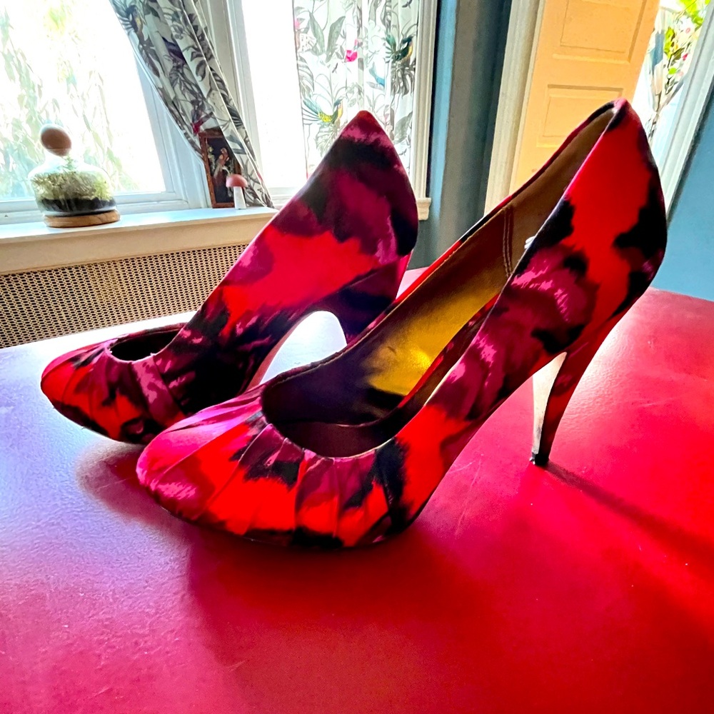Cynthia Vincent silk floral pumps 6.5!